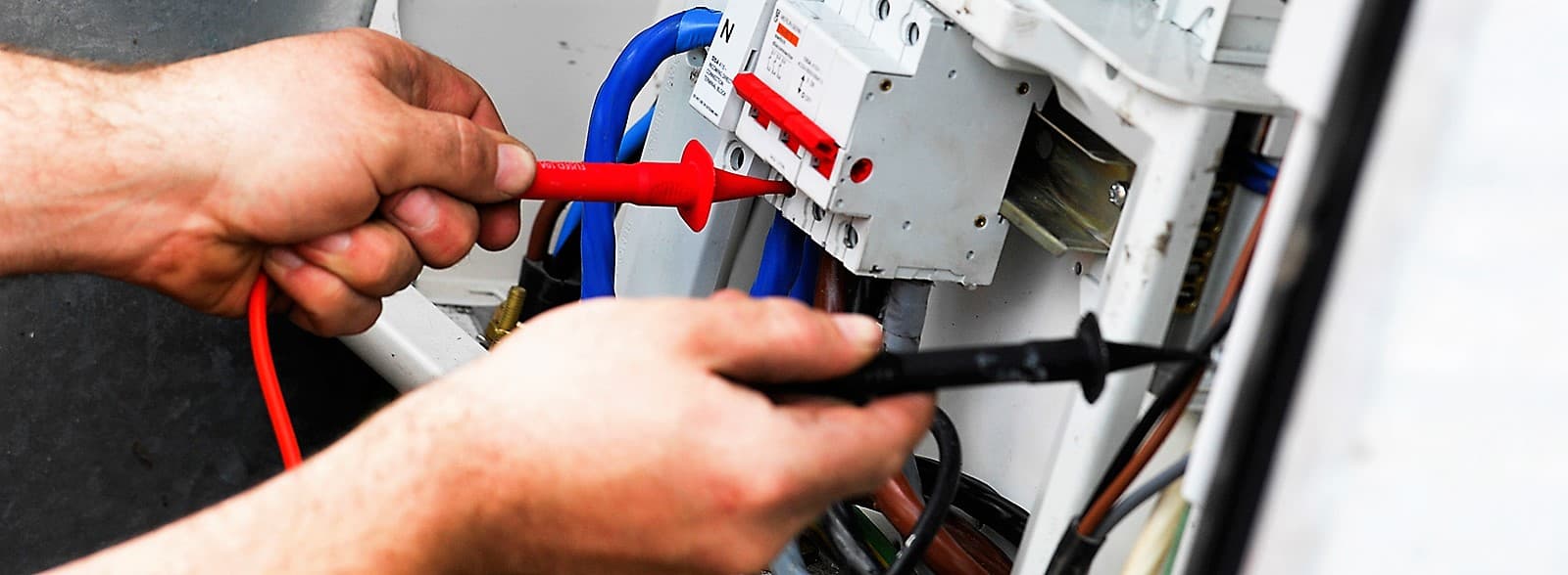 Prüfung ortsfester elektrischer Anlagen: Der Einfluss auf die Betriebskosten